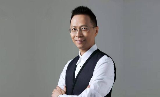 糊口对小人员卫斯理（James McAvoy 饰）来讲是毫无意义的反复，天天要忍耐臃肿上司絮聒、老友与女友上床，还要不断用药物节制过快的心跳。此日他被一位目生女子从疯狂枪手的追杀中救出，进进了刺客同盟的世界，救命恩人火狐（Angelina Jolie 饰）与同盟带领史隆（Morgan Freeman 饰）奉告卫斯应当年丢弃他的父亲也是组织一员，比来为叛徒十字所杀，卫斯理必需尽快在严格的练习中成长，才能自保，乃至为父报仇。